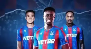 Ba cầu thủ CLB Crystal Palace trong trang phục thi đấu với logo Net88 nổi bật